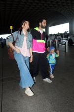 Nakuul Mehta with spouse Jankee Parekh and son Sufi seen at the airport on 28 Jun 2023 (12)_649bb64c73b61.JPG