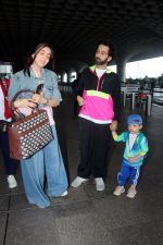 Nakuul Mehta with spouse Jankee Parekh and son Sufi seen at the airport on 28 Jun 2023 (2)_649bb63edb6bd.JPG