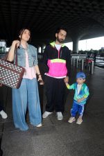 Nakuul Mehta with spouse Jankee Parekh and son Sufi seen at the airport on 28 Jun 2023 (3)_649bb64091f2a.JPG