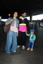Nakuul Mehta with spouse Jankee Parekh and son Sufi seen at the airport on 28 Jun 2023 (5)_649bb643f1d3a.JPG