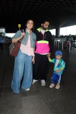 Nakuul Mehta with spouse Jankee Parekh and son Sufi seen at the airport on 28 Jun 2023 (6)_649bb6460b295.JPG