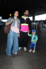 Nakuul Mehta with spouse Jankee Parekh and son Sufi seen at the airport on 28 Jun 2023 (7)_649bb647b52e3.JPG
