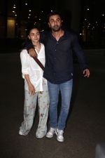 Alia Bhatt and Ranbir Kapoor seen at the airport on 29 Jun 2023 (2)_649e5774069d2.JPG