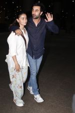 Alia Bhatt and Ranbir Kapoor seen at the airport on 29 Jun 2023 (3)_649e577879f15.JPG