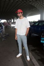 Abhishek Banerjee wearing Armani Exchange red cap seen at the airport on 1 July 2023 (6)_64a00d2a71d24.JPG