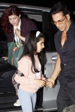 Akshay Kumar with Twinkle Khanna and daughter Nitara Kumar seen at the airport on 30 Jun 2023 (1)_649fb20ccf72f.JPG