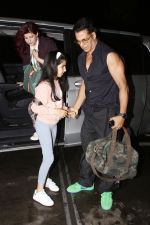 Akshay Kumar with Twinkle Khanna and daughter Nitara Kumar seen at the airport on 30 Jun 2023 (2)_649fb20eac47b.JPG