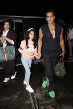 Akshay Kumar with Twinkle Khanna and daughter Nitara Kumar seen at the airport on 30 Jun 2023 (3)_649fb211748b6.JPG