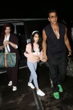 Akshay Kumar with Twinkle Khanna and daughter Nitara Kumar seen at the airport on 30 Jun 2023 (4)_649fb21439438.JPG
