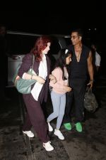 Akshay Kumar with Twinkle Khanna and daughter Nitara Kumar seen at the airport on 30 Jun 2023 (5)_649fb216ef067.JPG