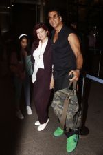 Akshay Kumar with Twinkle Khanna seen at the airport on 30 Jun 2023 (2)_649fb21db1af0.JPG