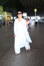 Bhumi Pednekar dressed in white seen at the airport on 1 July 2023 (7)_64a01138c3e8b.JPG
