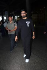 Gippy Grewal seen at the airport heading to Bigg Boss for Carry on Jatta 3 film promotions on 1 July 2023 (3)_64a00f2225557.JPG