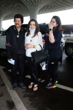 Pankaj Udhas with wife Farida Udhas and daughter Nayaab Udhas seen at the airport on 1 July 2023 (11)_64a00a60e00ff.JPG