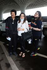 Pankaj Udhas with wife Farida Udhas and daughter Nayaab Udhas seen at the airport on 1 July 2023 (12)_64a00a6371d5d.JPG