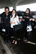 Pankaj Udhas with wife Farida Udhas and daughter Nayaab Udhas seen at the airport on 1 July 2023 (2)_64a00a5066b2d.JPG