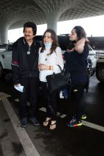 Pankaj Udhas with wife Farida Udhas and daughter Nayaab Udhas seen at the airport on 1 July 2023 (4)_64a00a54763e0.JPG