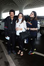 Pankaj Udhas with wife Farida Udhas and daughter Nayaab Udhas seen at the airport on 1 July 2023 (7)_64a00a59a9d32.JPG