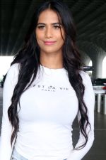 Poonam Pandey in white Cest La Vie Paris t-shirt and blue shredded jeans seen at the airport on 1 July 2023 (6)_64a0073c3f7ee.JPG