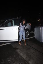 Avneet Kaur dressed in shredded jeans seen at the airport on 1 July 2023 (4)_64a0fa1872422.JPG