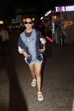 Surveen Chawla dressed in short jeans and blue jackets seen at the airport on 1 July 2023 (14)_64a0fb5e4ca36.JPG
