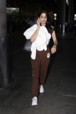 Janhvi Kapoor seen at the airport on 4 July 2023 (3)_64a39119a203a.JPG