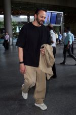Rohit Shetty seen at the airport on 4 July 2023 (11)_64a42384697d3.jpg