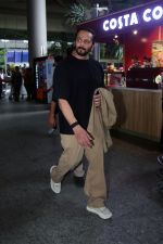Rohit Shetty seen at the airport on 4 July 2023 (13)_64a42385ceb06.jpg