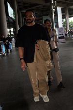 Rohit Shetty seen at the airport on 4 July 2023 (7)_64a42381ea5db.jpg