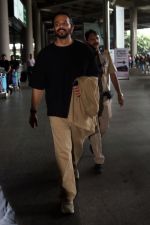 Rohit Shetty seen at the airport on 4 July 2023 (9)_64a423831c1f3.jpg