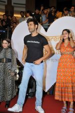 Kartik Aaryan performs with fans at the Inorbit Mall in Mallad on 4 July 2023 (16)_64a4dd2ea3b8a.JPG