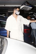 Siddhant Chaturvedi seen at the airport on 4 July 2023 (12)_64a4ea08aa094.JPG