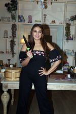 Huma Qureshi poses for camera promoting Fun Cooking Collaboration with Gary Mehigan on 5 July 2023 (11)_64a6634972150.jpeg