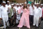 Huma Qureshi and Sharib Hashmi posing with Dabbawalas on the launch day of Film Tarla on 7 July 2023 (21)_64a811fb4f849.jpeg