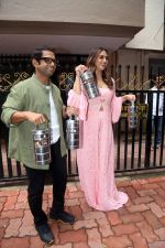 Huma Qureshi and Sharib Hashmi posing with Dabbawalas on the launch day of Film Tarla on 7 July 2023 (5)_64a811e67abd6.jpeg