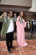 Huma Qureshi and Sharib Hashmi posing with Dabbawalas on the launch day of Film Tarla on 7 July 2023 (6)_64a811e87c277.jpeg
