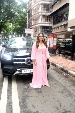 Huma Qureshi posing with Dabbawalas on the launch day of Film Tarla on 7 July 2023 (2)_64a8127e4751f.jpeg