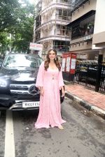 Huma Qureshi posing with Dabbawalas on the launch day of Film Tarla on 7 July 2023 (3)_64a81280b82b0.jpeg