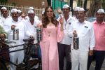 Huma Qureshi posing with Dabbawalas on the launch day of Film Tarla on 7 July 2023 (7)_64a8128811ed4.jpeg