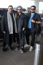 Neil Nitin Mukesh, Nitin Mukesh, Naman Nitin Mukesh seen at the airport on 7 July 2023 (2)_64a80869960fe.jpg