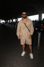 Rithvik Dhanjani in brown seen at the airport on 7 July 2023 (1)_64a8136571406.JPG