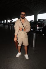 Rithvik Dhanjani in brown seen at the airport on 7 July 2023 (3)_64a81368aa40c.JPG