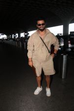 Rithvik Dhanjani in brown seen at the airport on 7 July 2023 (4)_64a8136a5076c.JPG