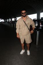 Rithvik Dhanjani in brown seen at the airport on 7 July 2023 (5)_64a8136bdcdbb.JPG