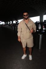 Rithvik Dhanjani in brown seen at the airport on 7 July 2023 (6)_64a8136d92d4e.JPG
