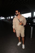 Rithvik Dhanjani in brown seen at the airport on 7 July 2023 (8)_64a81370da3d2.JPG