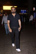 Suniel Shetty seen at the airport on 6 July 2023 (5)_64a7bae2bcde8.JPG