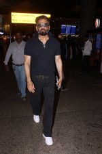 Suniel Shetty seen at the airport on 6 July 2023 (6)_64a7bae605609.JPG