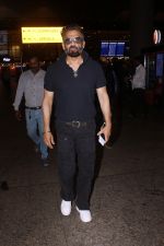 Suniel Shetty seen at the airport on 6 July 2023 (7)_64a7bae8a3807.JPG