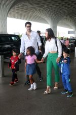 Sunny Leone with husband Daniel Weber and kids Nisha, Asher, Noah seen at the airport on 7 July 2023 (11)_64a80b88548ce.jpg